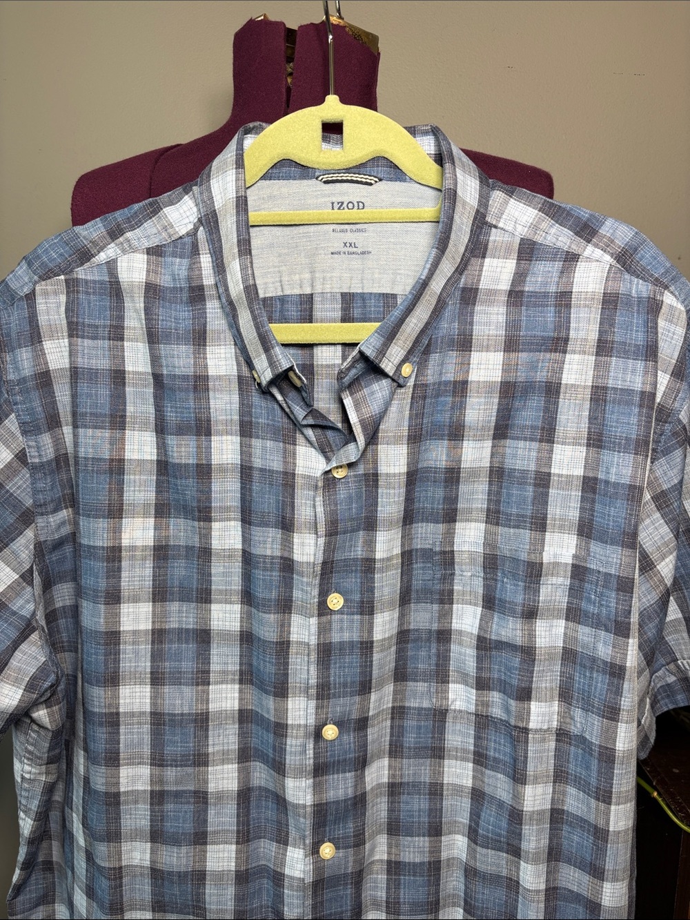 Izod Men's Short-Sleeve Plaid Button-Down Shirt in Blue and White - Picture 4 of 8